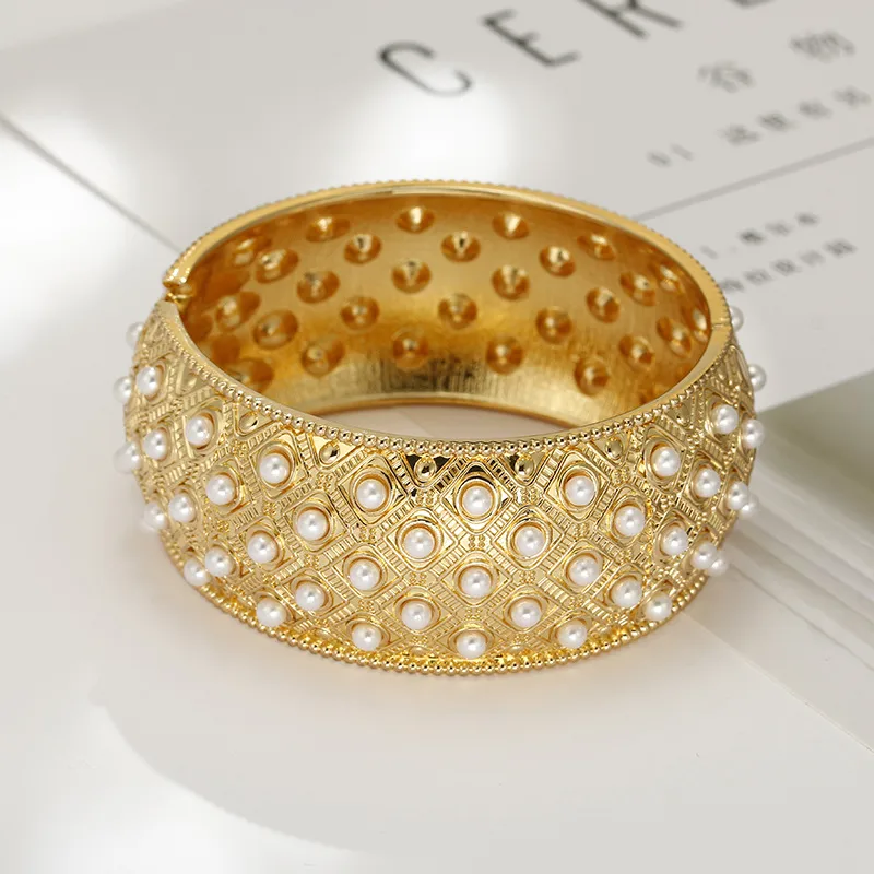 Luxurious Pearl Bangle